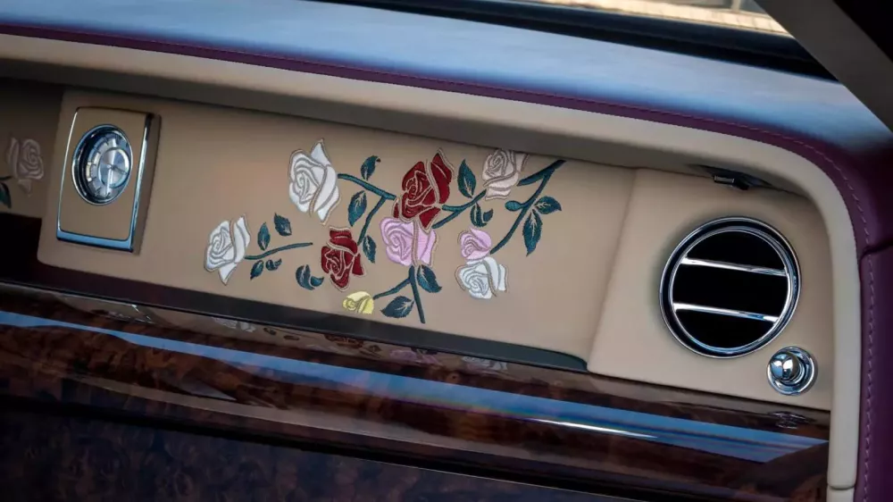Những bông hồng được thêu bên trong Rolls-Royce Rose Blossom Phantom Những bông hồng được thêu bên trong Rolls-Royce Rose Blossom Phantom