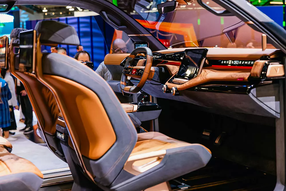 B&ecirc;n trong VinFast Wild c&oacute; m&agrave;n h&igrave;nh cảm ứng trung t&acirc;m v&agrave; 2 m&agrave;n h&igrave;nh gối để h&agrave;nh kh&aacute;ch ph&iacute;a sau giải tr&iacute;