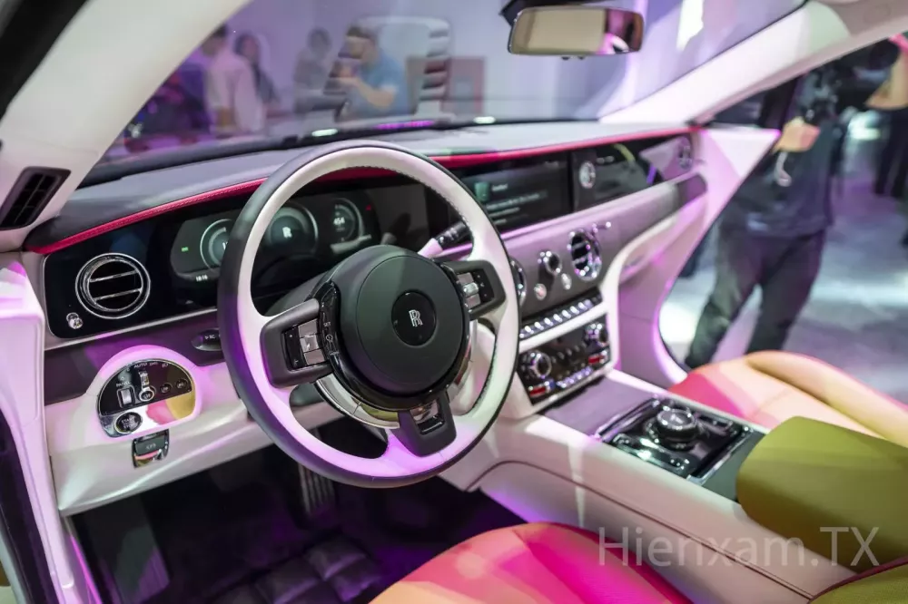 Kh&ocirc;ng gian nội thất b&ecirc;n trong Rolls-Royce Spectre.