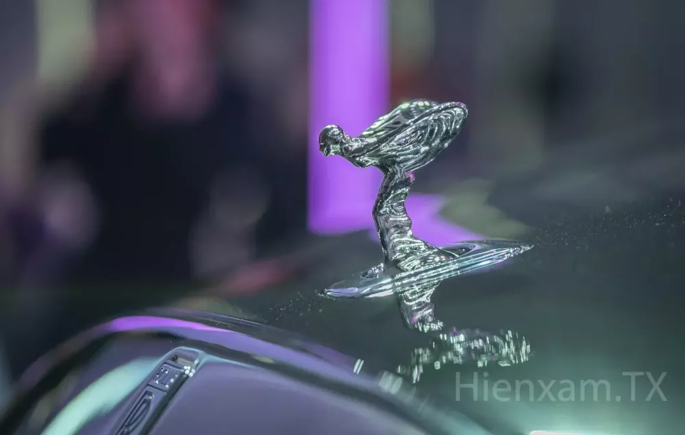 Biểu tượng Spirit of Ecstacy được thiết kế mới.