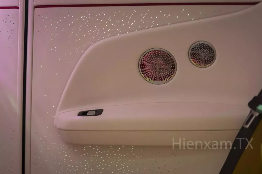 Dải ng&acirc;n h&agrave; c&oacute; lẽ l&agrave; từ ph&ugrave; hợp nhất để gọi kh&ocirc;g gian b&ecirc;n trong Rolls-Royce Spectre.