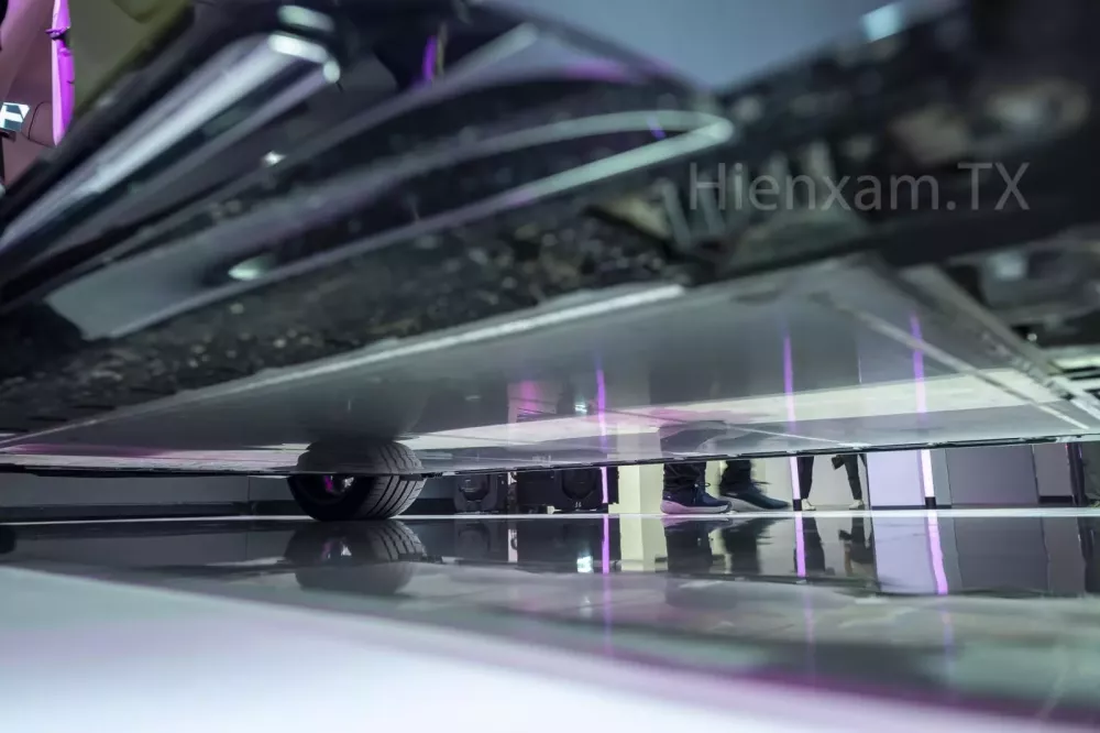 Cụm pin 102kWh b&ecirc;n dưới gầm xe Rolls-Royce Spectre.