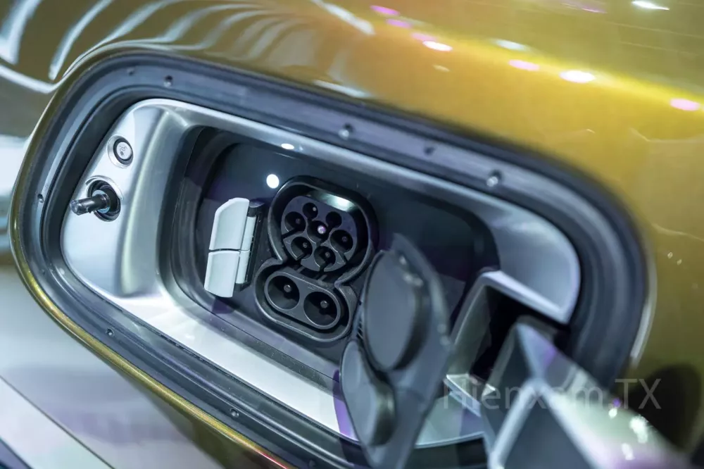 Cổng sạc tr&ecirc;n Rolls-Royce Spectre.