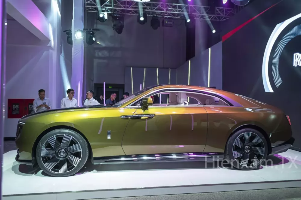 Rolls-Royce Spectre vừa mang đến sự sang trọng vừa c&oacute; chất thể thao trẻ trung.