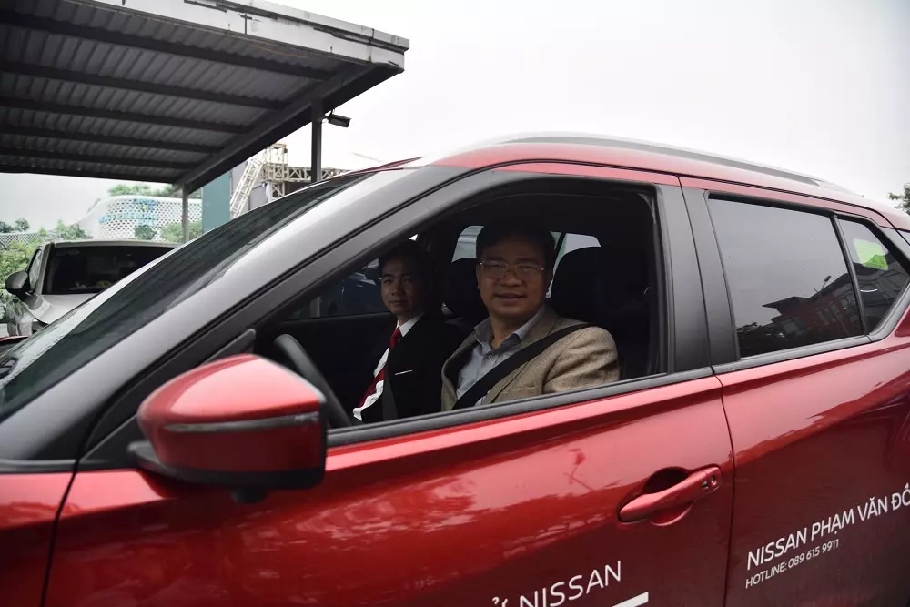 Khách tham quan lái thử xe