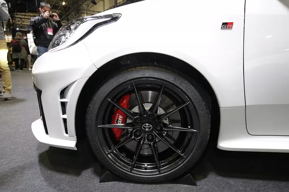 Vành la-zăng với cùm phanh màu đỏ thể thao của Toyota GR Yaris 2024 Vành la-zăng với cùm phanh màu đỏ thể thao của Toyota GR Yaris 2024