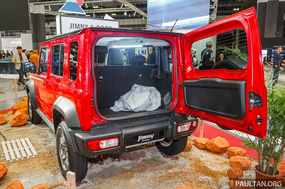 Khoang h&agrave;nh l&yacute; của Suzuki Jimny 5 cửa lớn hơn bản 3 cửa