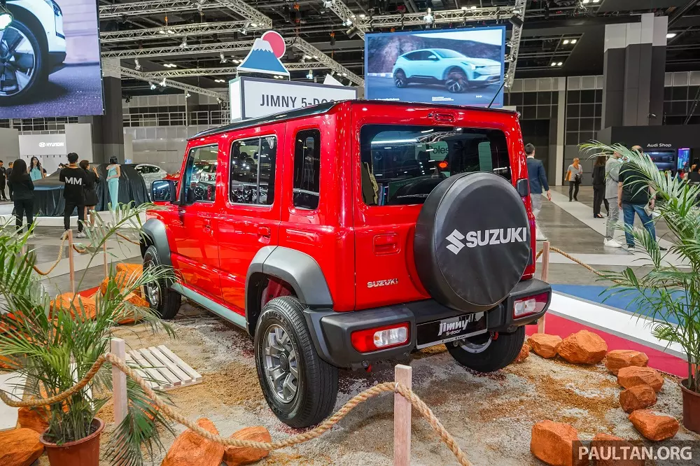 Suzuki Jimny 5 cửa d&ugrave;ng động cơ giống bản 3 cửa