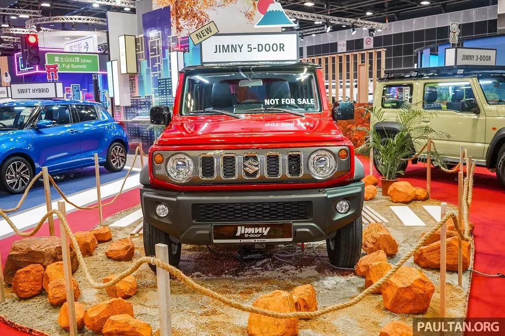 Suzuki Jimny 5 cửa sở hữu lưới tản nhiệt mạ cr&ocirc;m thay v&igrave; sơn đen như phi&ecirc;n bản 3 cửa