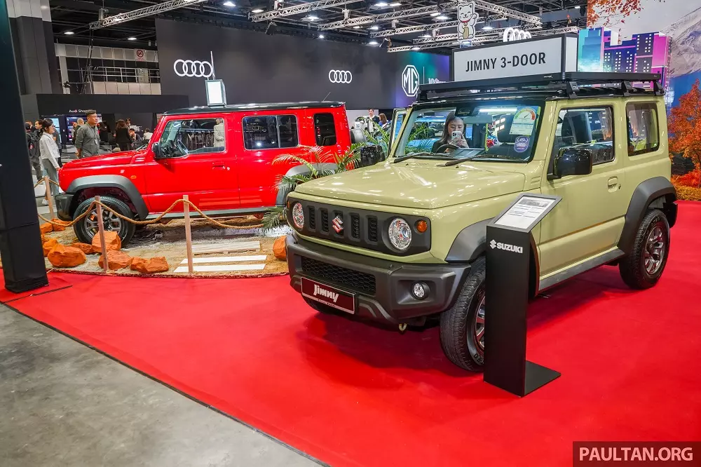 Suzuki Jimny 5 cửa được trưng b&agrave;y c&ugrave;ng phi&ecirc;n bản 3 cửa