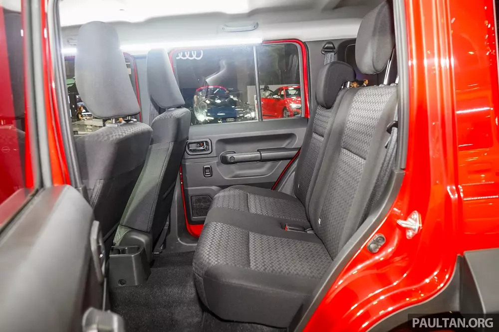 Suzuki Jimny 5 cửa vẫn được trang bị nội thất 4 chỗ với ghế sau gập 50:50