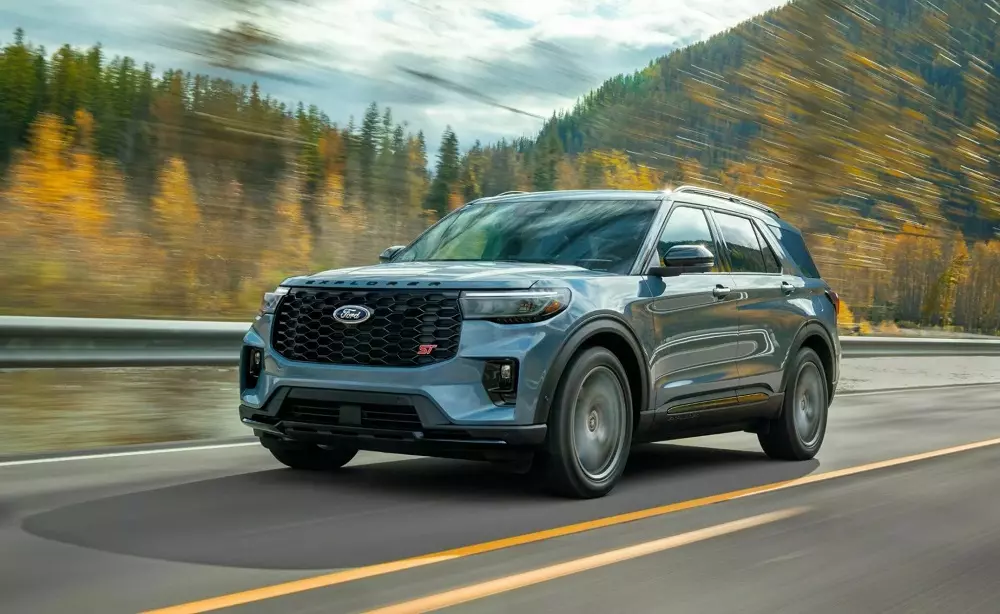 Ford Explorer 2024 vẫn dùng động cơ xăng cũ và bị cắt phiên bản hybrid