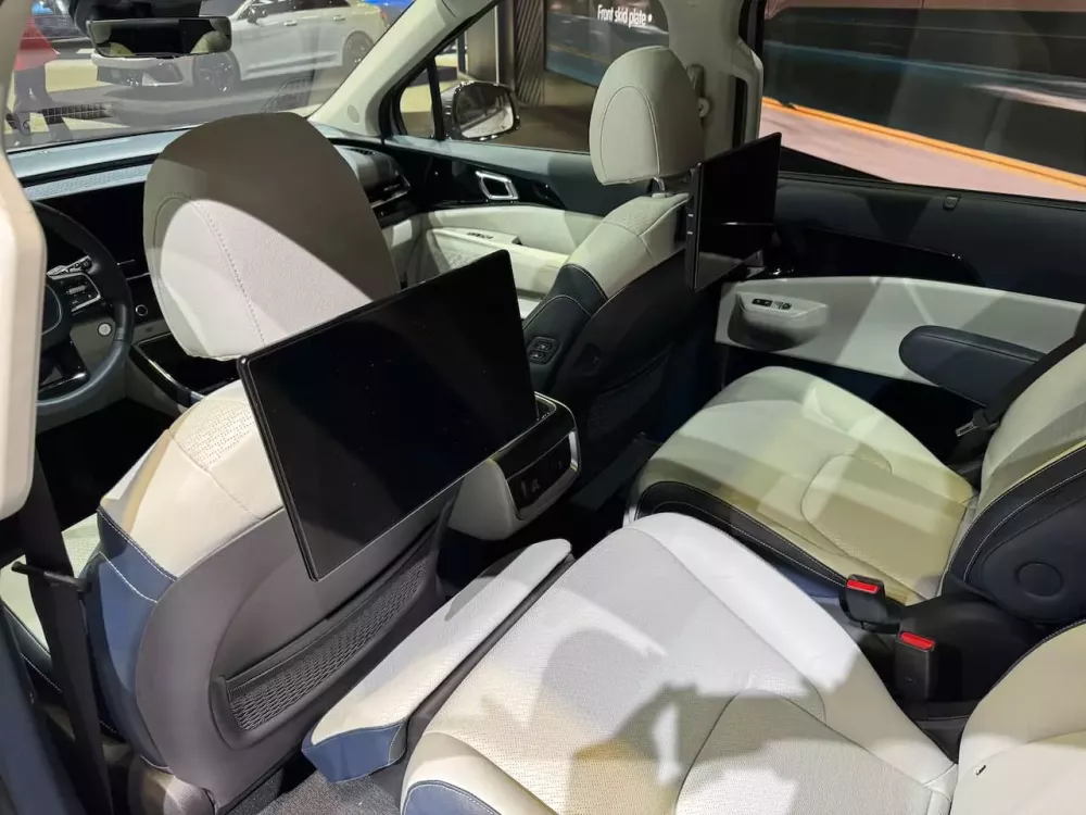 2 màn hình gối 14,6 inch của Kia Carnival 2025 2 màn hình gối 14,6 inch của Kia Carnival 2025