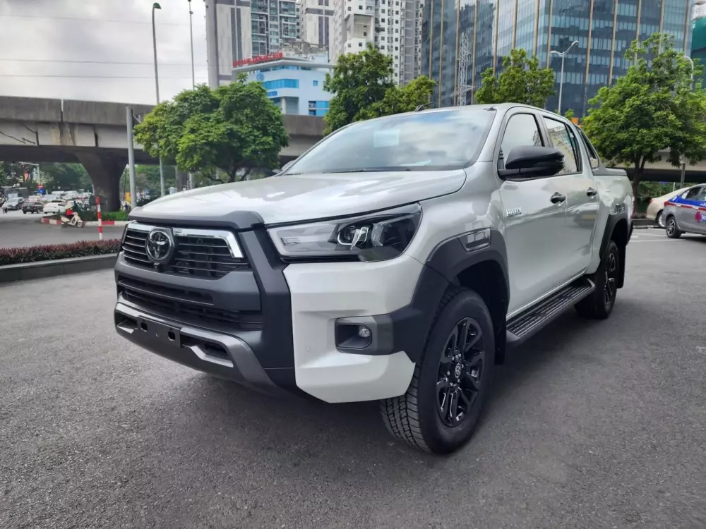 Toyota Hilux 2024 tại Việt Nam chuẩn bị ra mắt với trang bị nâng cấp, giá từ 668 triệu đồng