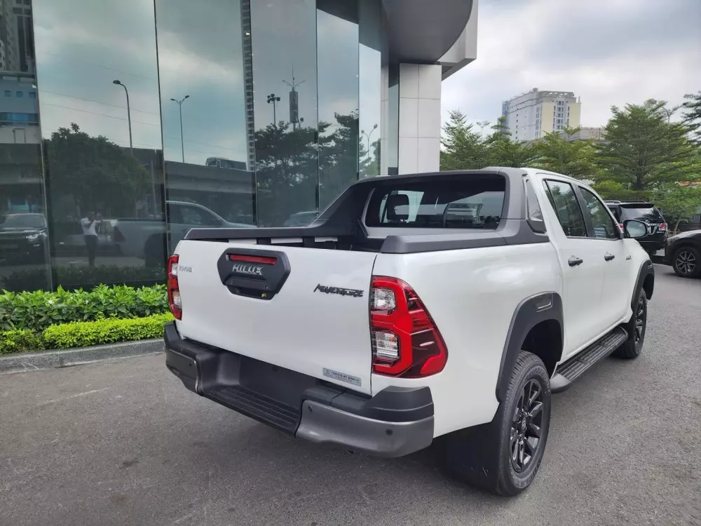 Toyota Hilux 2024 có thêm phiên bản 2.8 4x4 AT Adventure với máy dầu 2.8L và hệ dẫn động 2 cầu