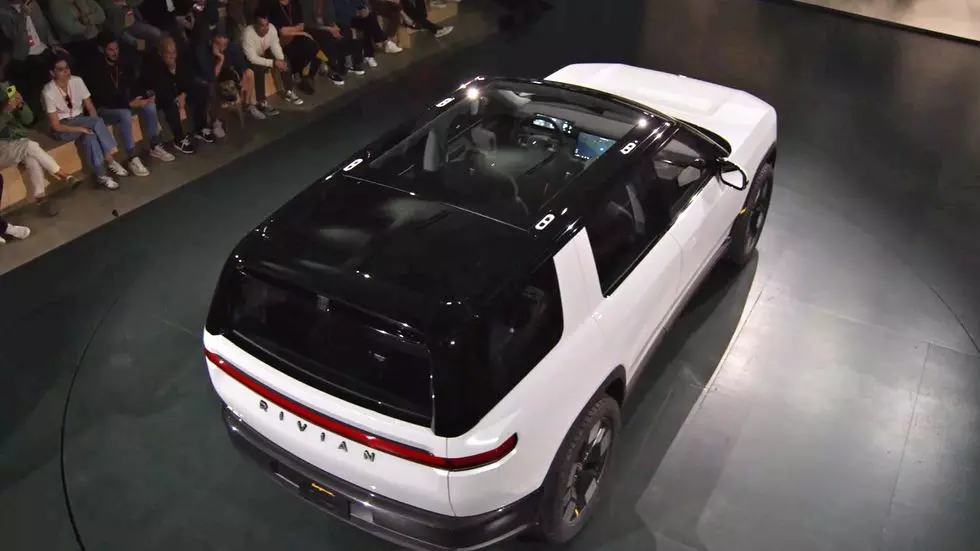 Rivian R2 có cửa sổ trời toàn cảnh