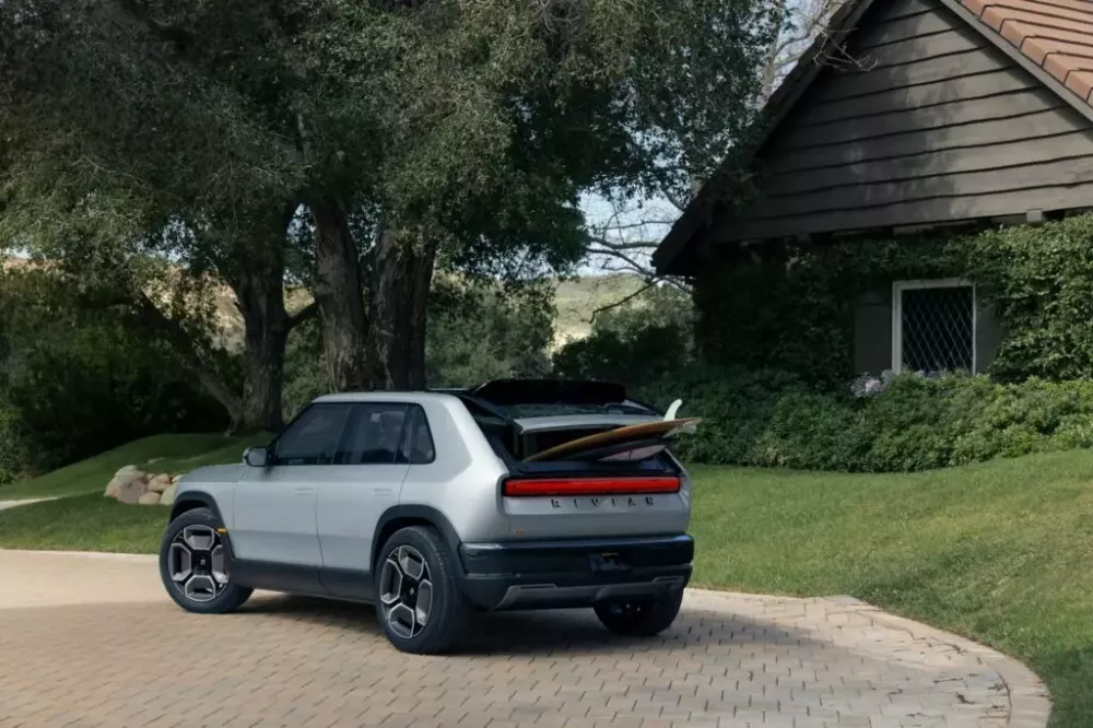 Kính chắn gió sau của Rivian R3 có thể mở độc lập với cửa cốp