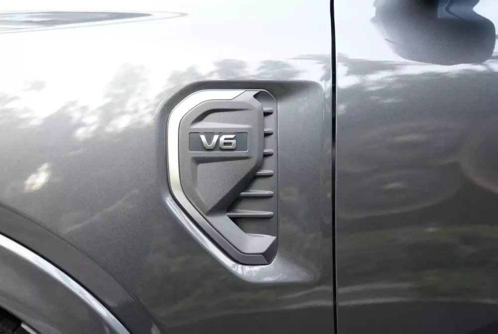 Logo V6 trên chắn bùn trước của Ford Everest Platinum 2024