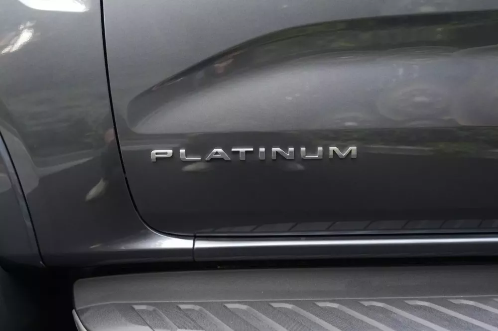 Logo Platinum của Ford Everest Platinum 2024 trên cửa trước