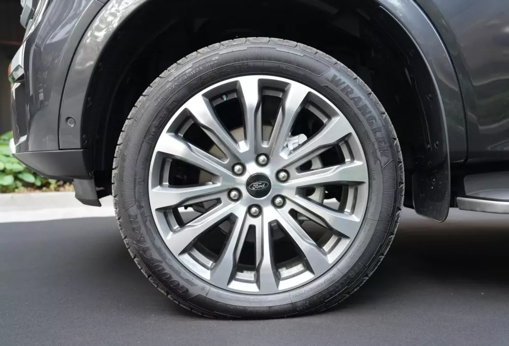 Vành 21 inch của Ford Everest Platinum 2024