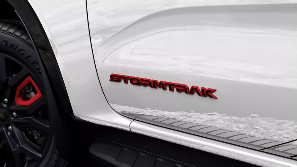 Logo Stormtrak màu đỏ trên cửa của Ford Ranger Stormtrak