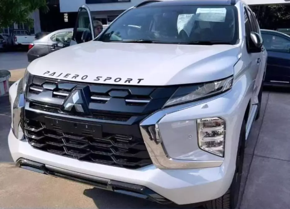 Mitsubishi Pajero Sport 2024 vẫn dùng hệ thống đèn pha như cũ