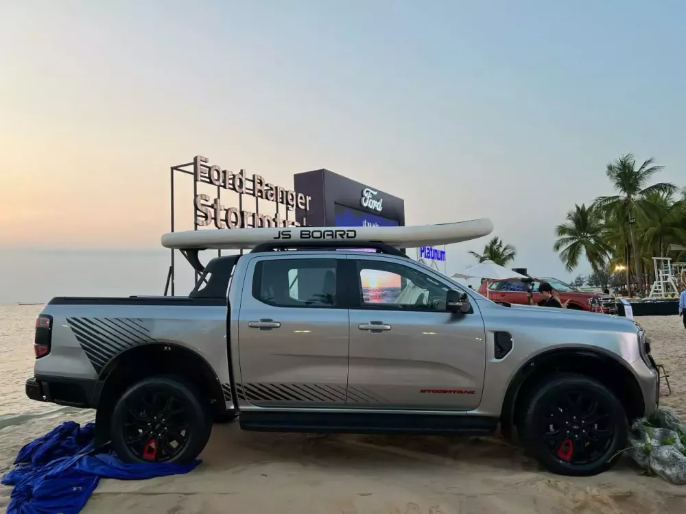 Ford Ranger Stormtrak sở hữu đề-can mới trên sườn xe