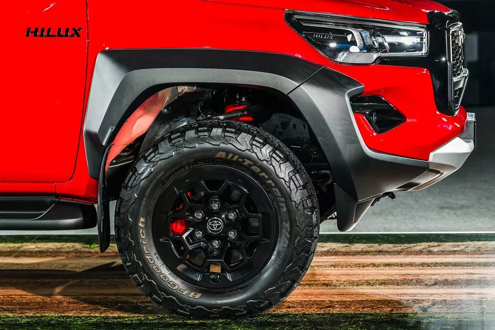 Toyota Hilux Revo GR Sport Wide Tread 2024 sở hữu hốc bánh mở rộng