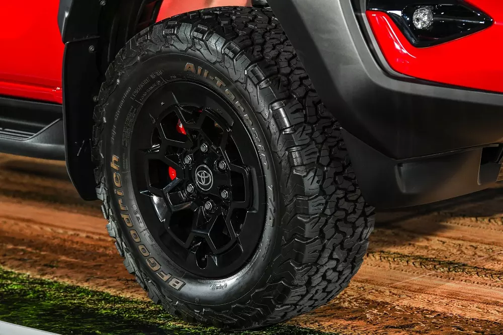 Vành và lốp của Toyota Hilux Revo GR Sport Wide Tread 2024