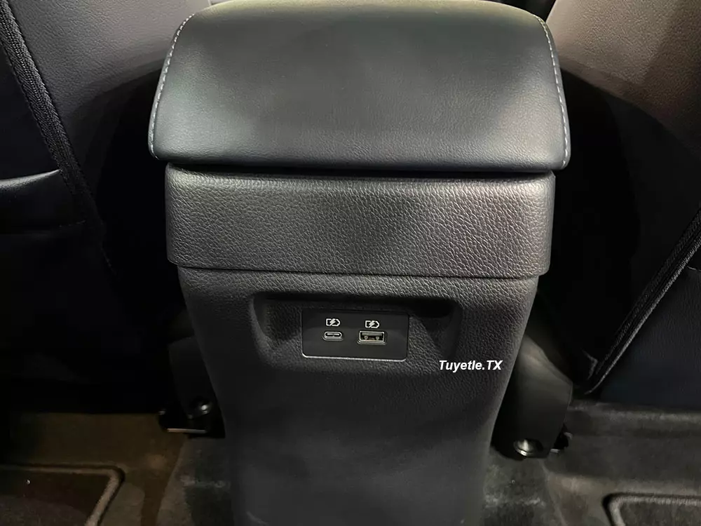 Mitsubishi Xpander Cross HEV 2024 có cổng USB Type A/Type C