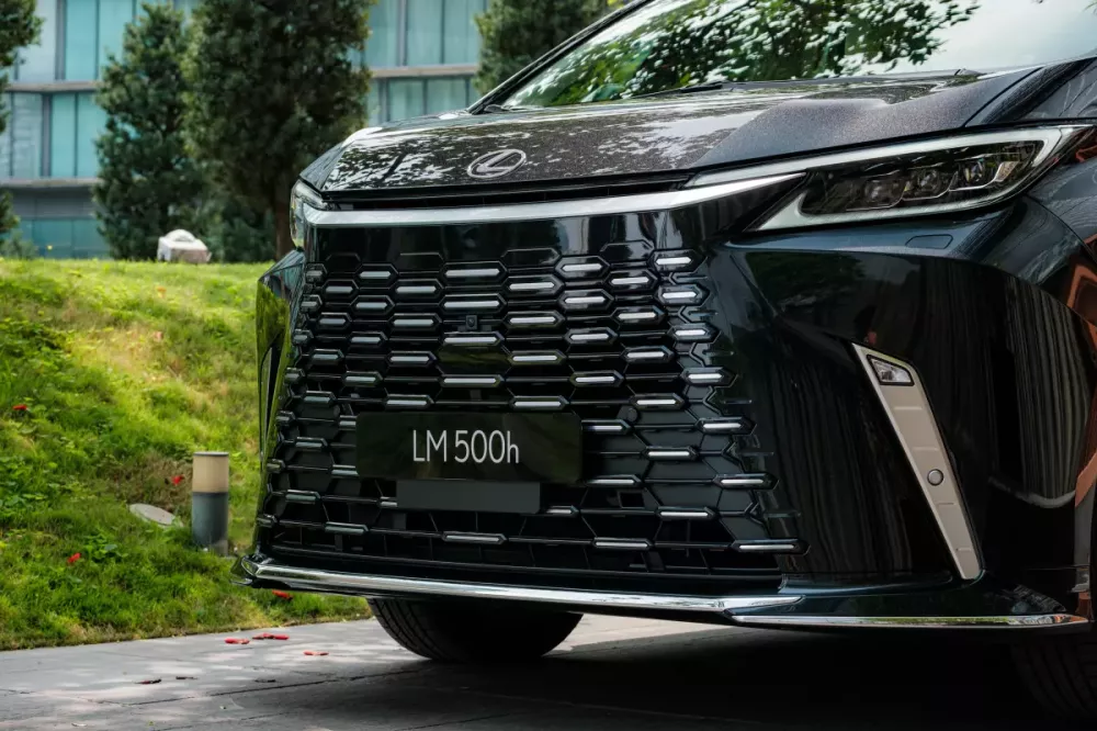 Cận cảnh lưới tản nhiệt mới của Lexus LM 2024