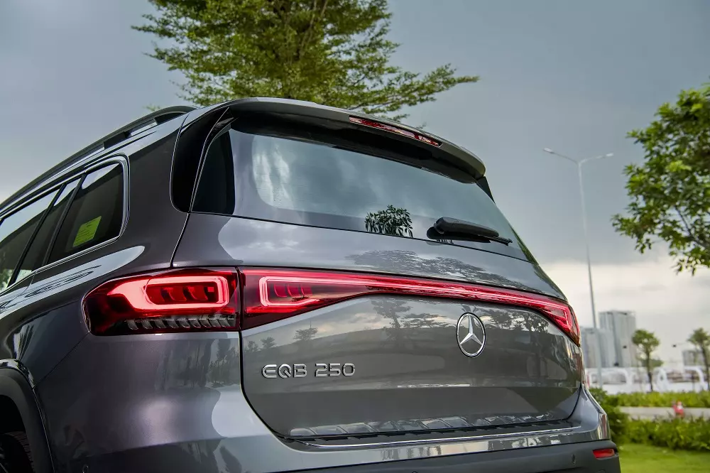 Đèn hậu của Mercedes-Benz EQB 2024 có thiết kế xuyên suốt, nằm vắt ngang đuôi xe