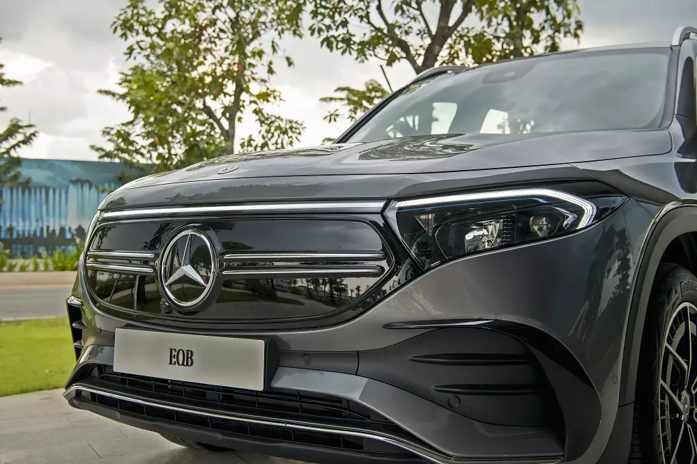 Mercedes-Benz EQB 2024 sở hữu mặt tản nhiệt Black Panel màu đen phủ bóng với viền crôm