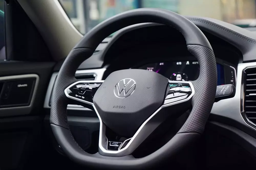 Vô lăng của Volkswagen Teramont Limited Edition có thêm nút cảm ứng Vô lăng của Volkswagen Teramont Limited Edition có thêm nút cảm ứng