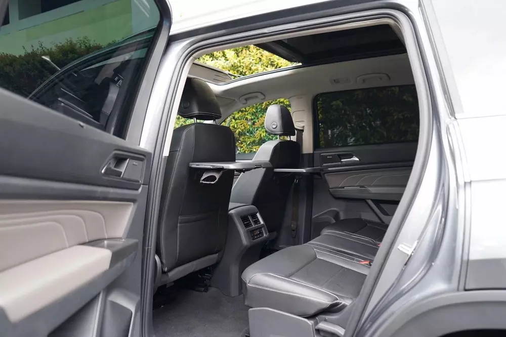 Vô lăng của Volkswagen Teramont Limited Edition có thêm bàn gấp trên lưng ghế trước Vô lăng của Volkswagen Teramont Limited Edition có thêm bàn gấp trên lưng ghế trước
