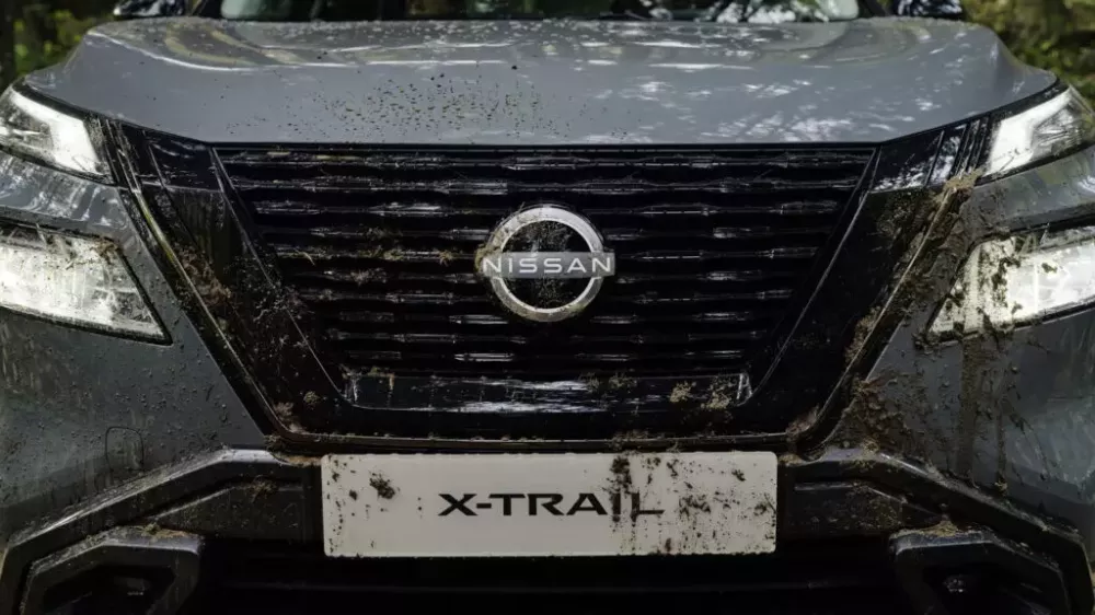 Nissan X-Trail N-Trek 2024 có nhiều chi tiết ngoại thất màu tối như lưới tản nhiệt