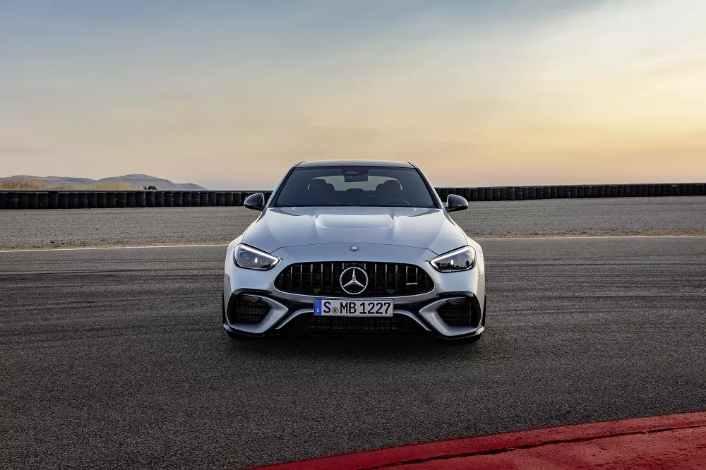 Mercedes-AMG C 63 E Performance có 2 khe gió nằm ngang...