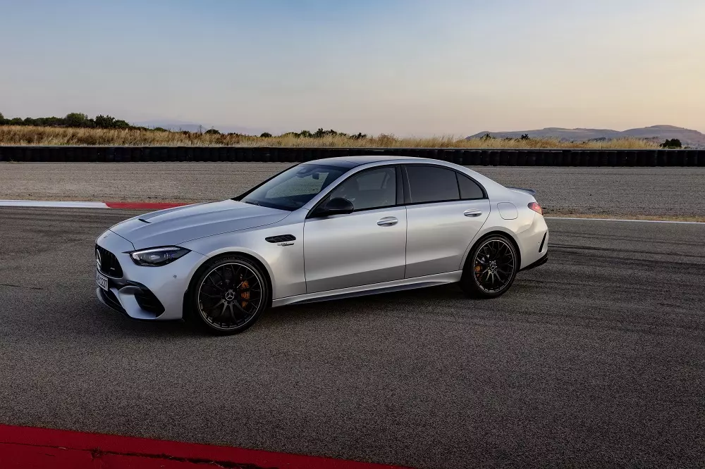 Mercedes-AMG C 63 E Performance dùng vành 20 inch