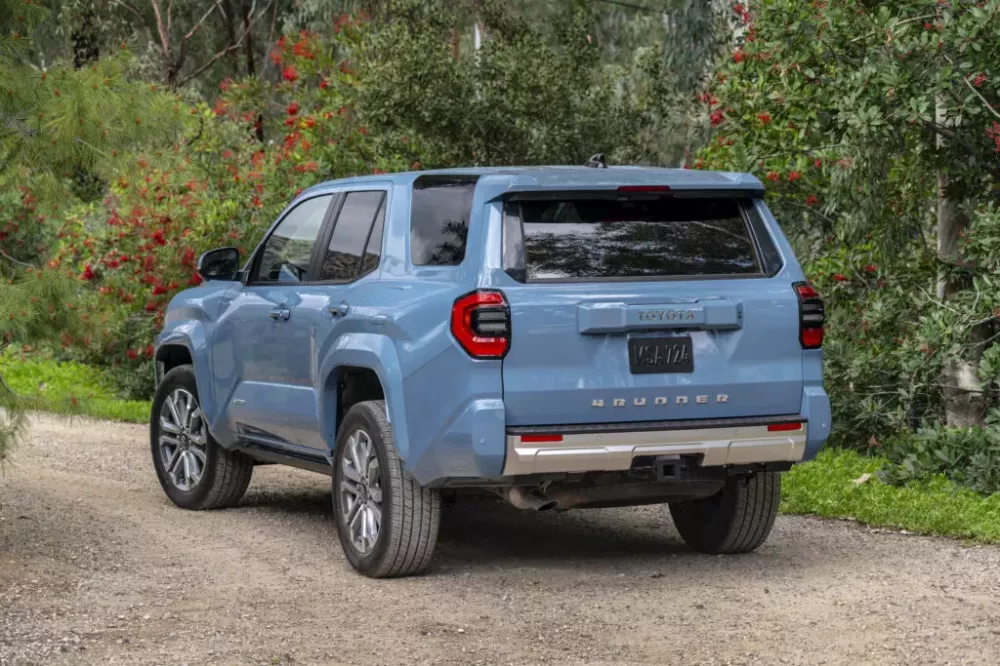 Toyota 4Runner 2025 nhìn từ phía sau