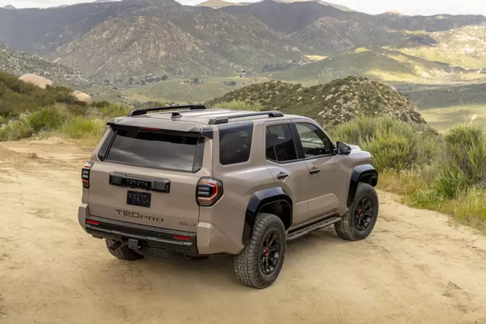 Toyota 4Runner TRD Pro 2025 có những chi tiết ngoại thất màu đen bóng