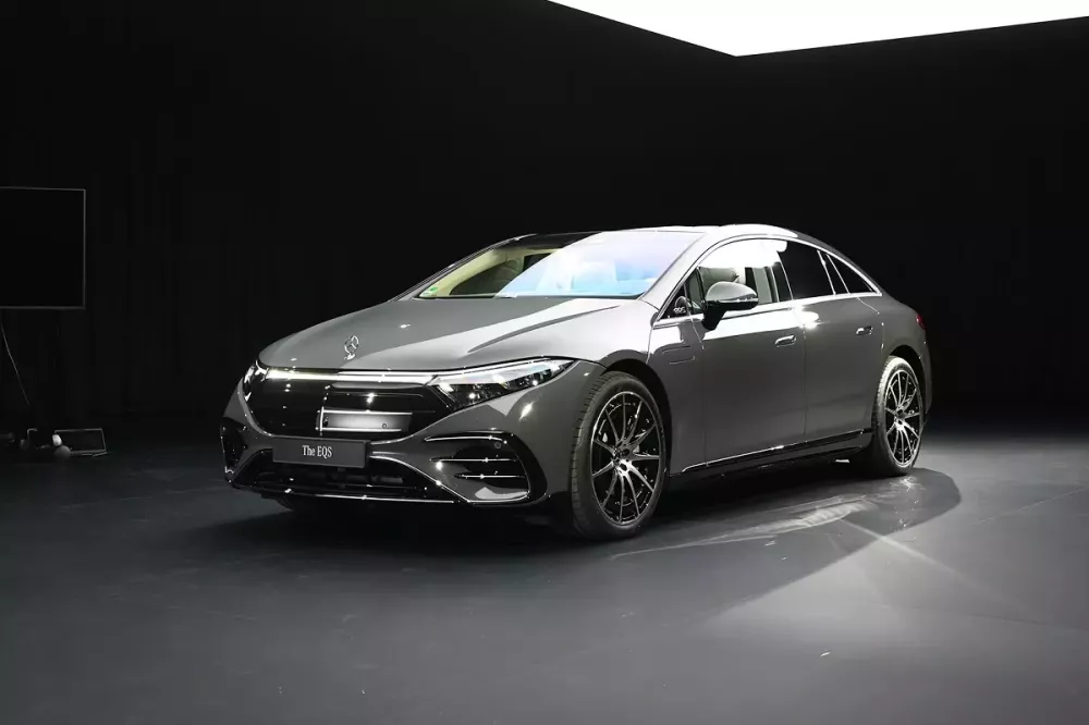 Ra mắt Mercedes-Benz EQS 2025 với thiết kế giống xe xăng hơn