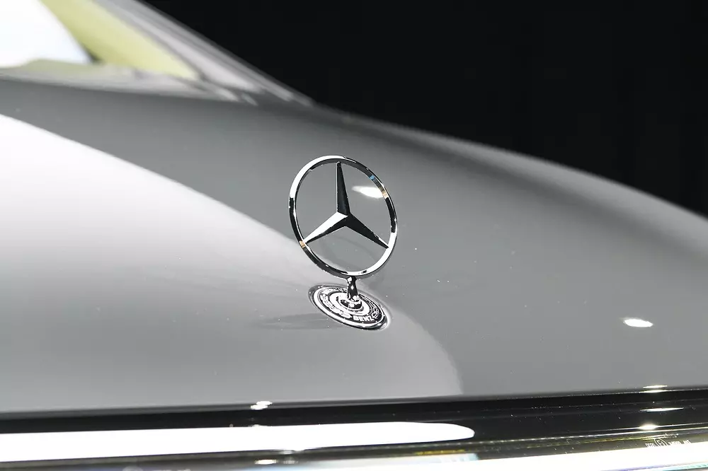 Biểu tượng ngôi sao 3 cánh mới của Mercedes-Benz EQS 2025