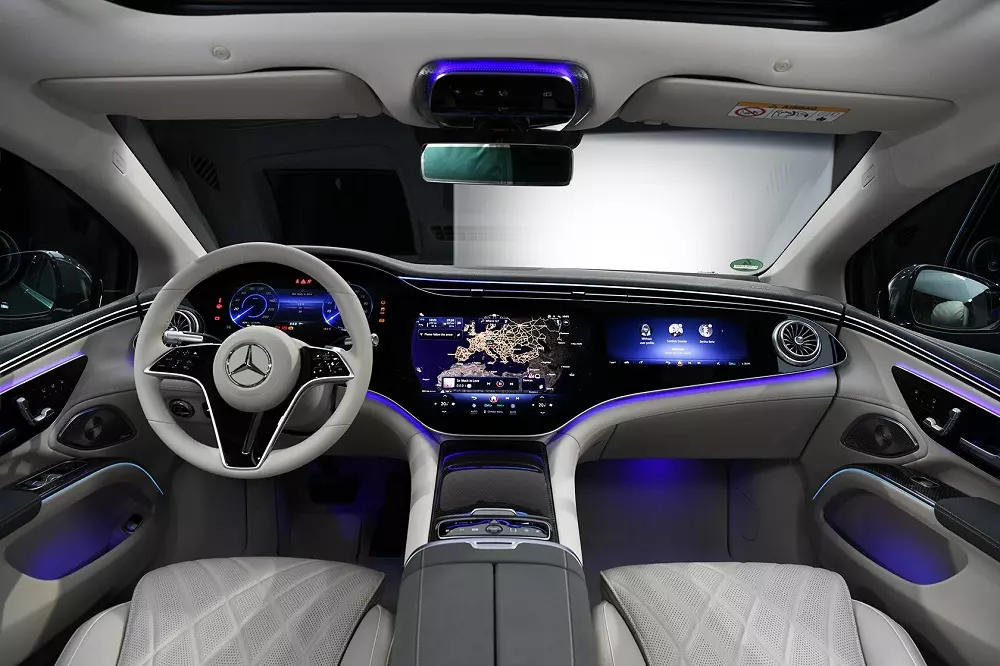 Nội thất của Mercedes-Benz EQS 2025 vẫn có màn hình Hyperscreen cỡ lớn như trước