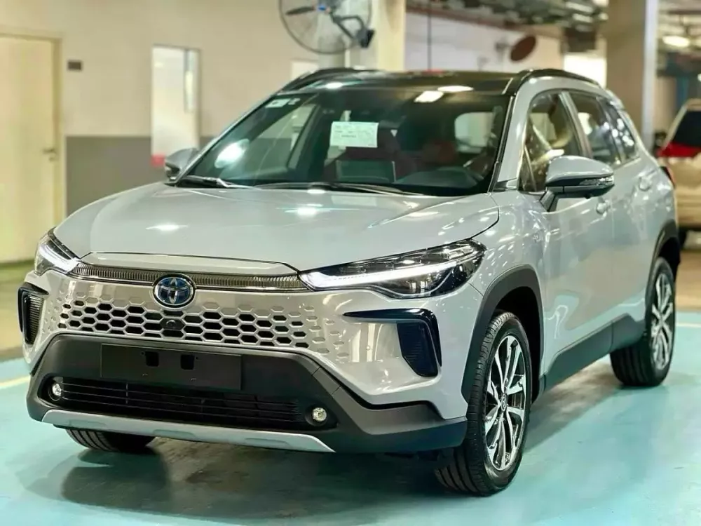 Chưa chính thức ra mắt thị trường, Toyota Corolla Cross 2024 đã bị bán bia kèm lạc tại đại lý