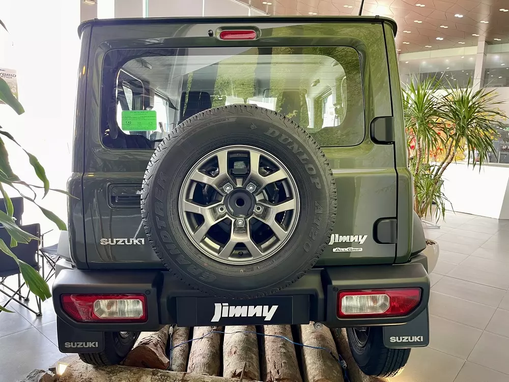 Suzuki Jimny là xe SUV đúng nghĩa và có khả năng chạy off-road