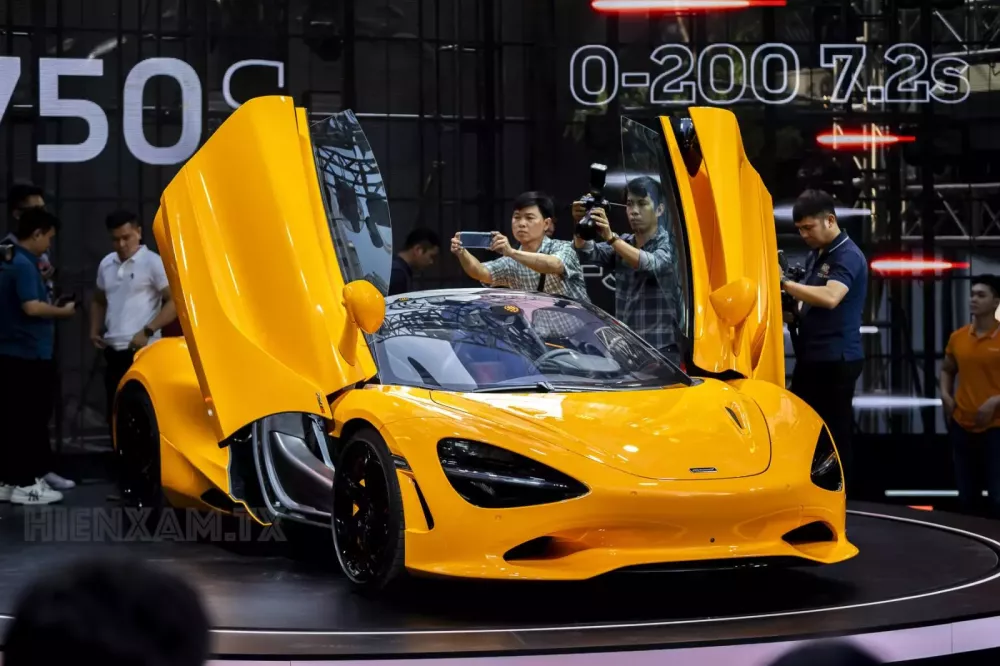 McLaren 750S vẫn sử dụng cửa mở kiểu cánh chim độc đáo của hãng.