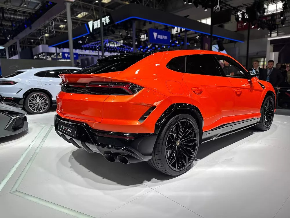 Lamborghini Urus SE nhìn từ phía sau