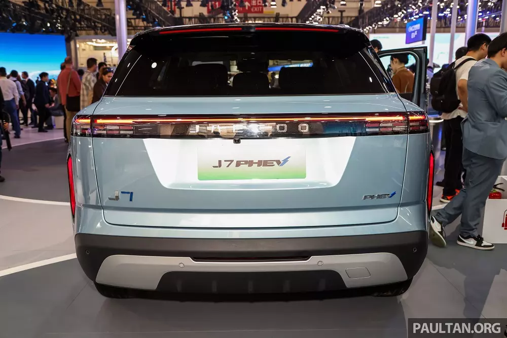 Jaecoo J7 PHEV nhìn từ phía sau