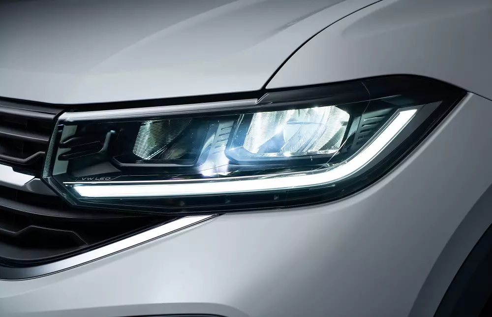 Đèn pha LED của Volkswagen T-Cross 2025 có thiết kế mượt mà hơn