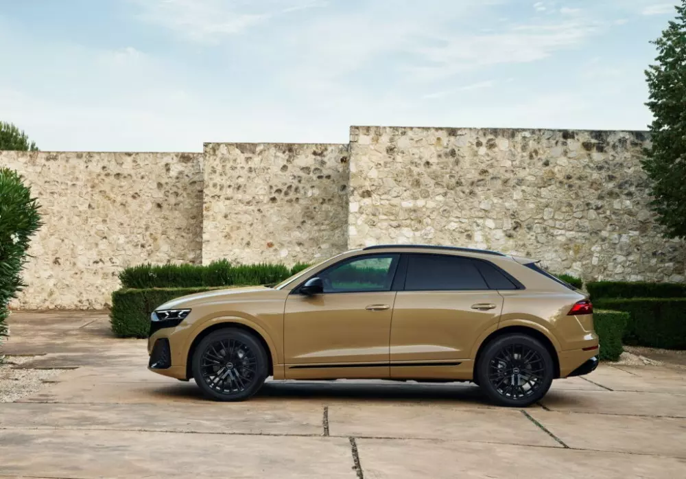 Audi Q8 màu vàng cát Sakhir Gold mới